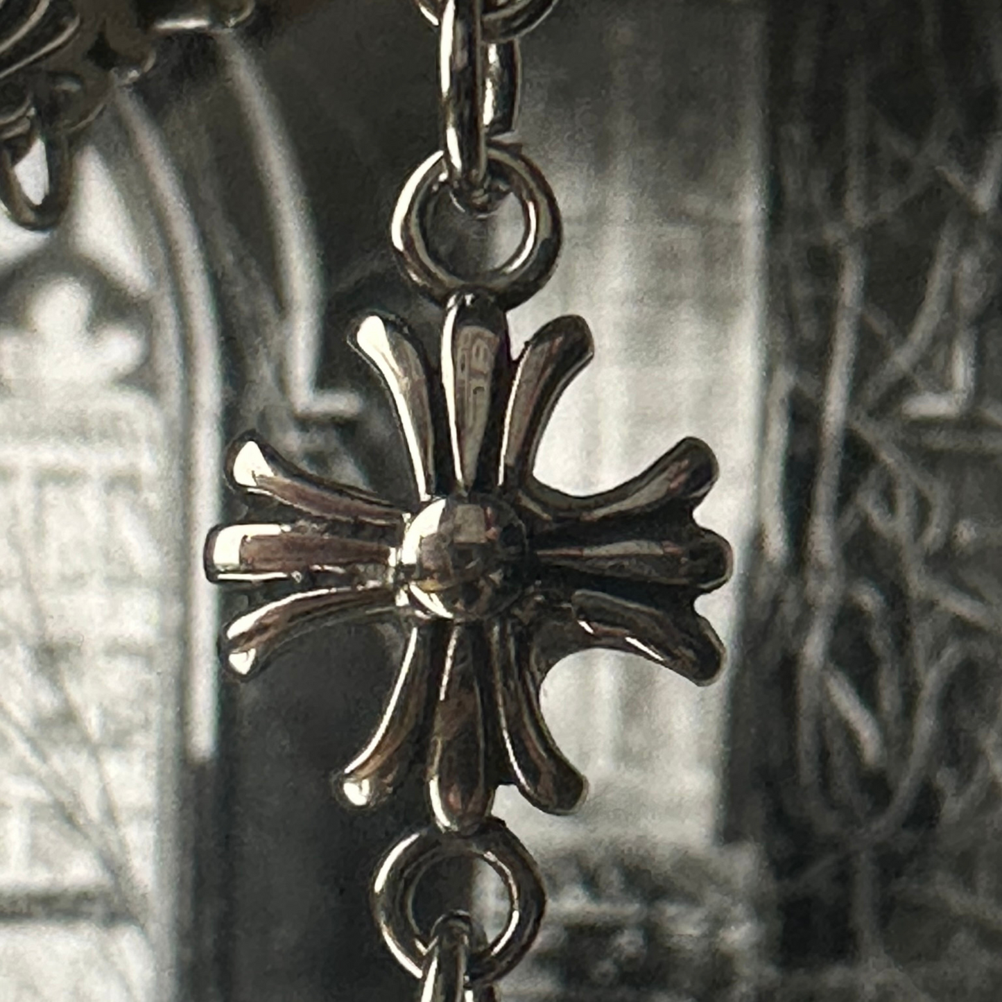 Detalle de la pulsera de acero inoxidable 'Follow Bracelet' con un diseño de cruz en relieve, de la marca Follow God