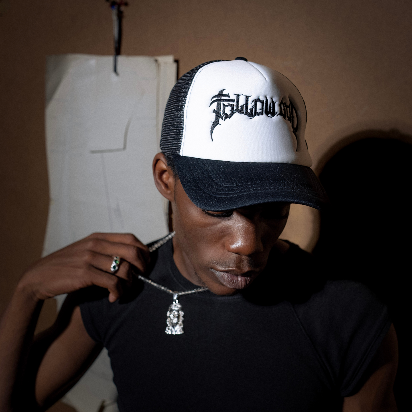 Gorra camionero, Follow God negra