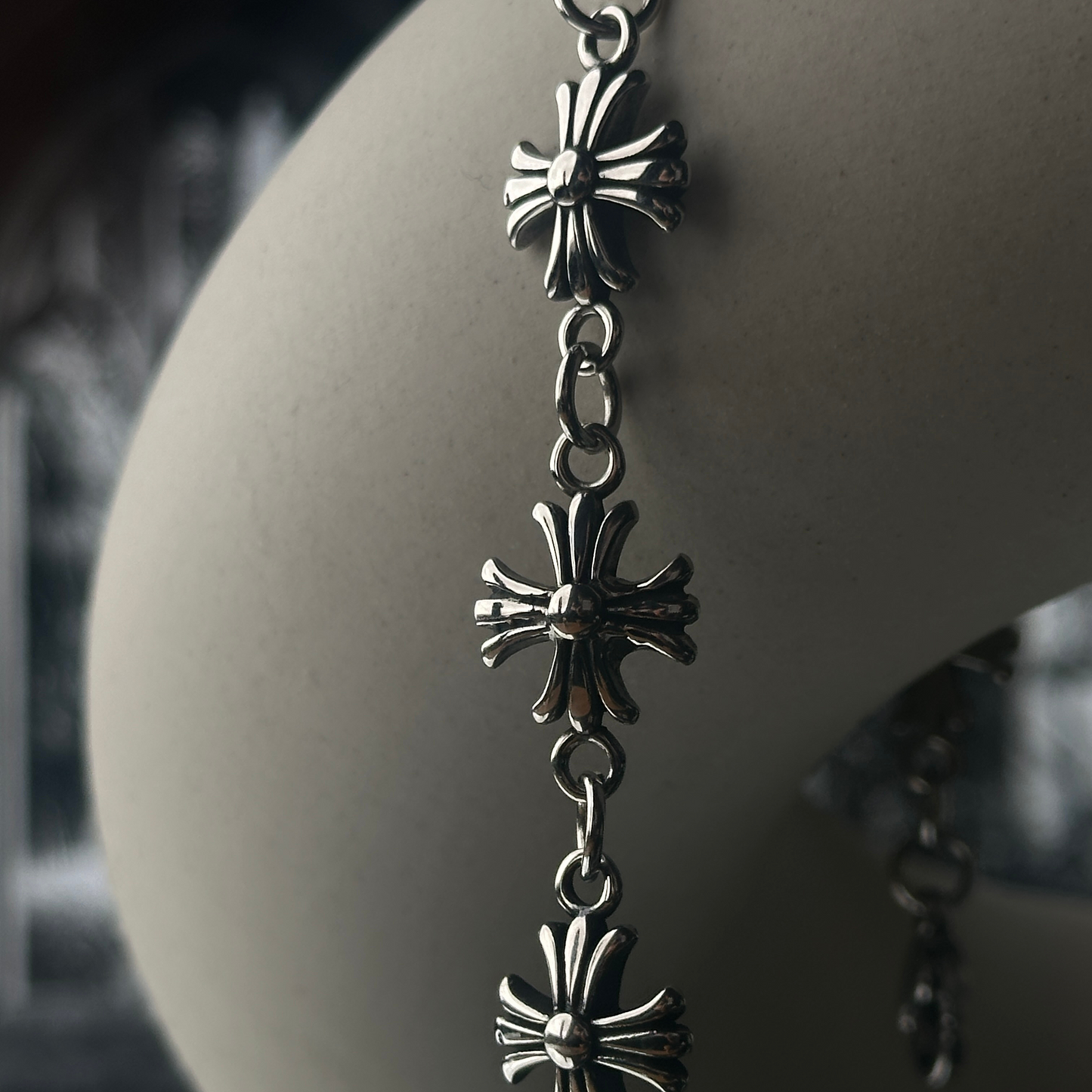 Pulsera de acero inoxidable 'Follow Bracelet' con diseño de cruces en relieve, de la marca Follow God